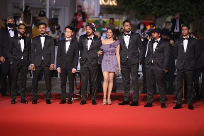 কান চলচ্চিত্র উৎসবে &lsquo;রেহানা মরিয়ম নূর&rsquo; টিম। ছবি: সংগৃহীত