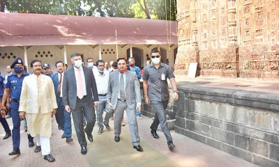 ঐতিহাসিক কান্তজীউঁ মন্দির পরিদর্শনকালে বিক্রম কুমার দোরাইস্বামী ও সংসদ সদস্য মনোরঞ্জন শীল এমপি