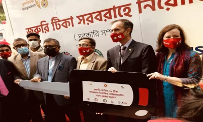 ফ্রিজার ট্রাকের চাবি হস্তান্তর হচ্ছে