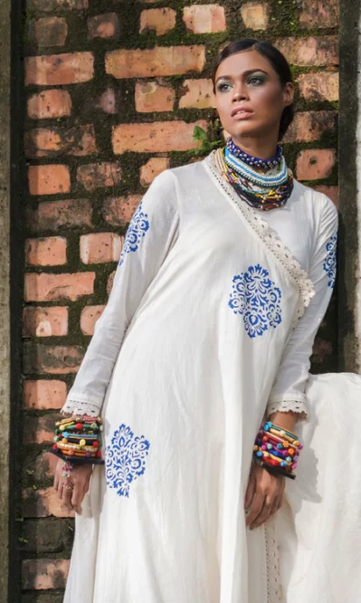 শ্যামলা ত্বকের সঙ্গে মানানসই রঙ পছন্দ করে পোশাক নির্বাচন ও মেকআপ করলে অন্যদের তুলনায় অনেক বেশি আকর্ষণীয় দেখায়