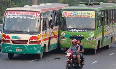 রাস্তায় রেশারেশি করছে দুই পরিবহন