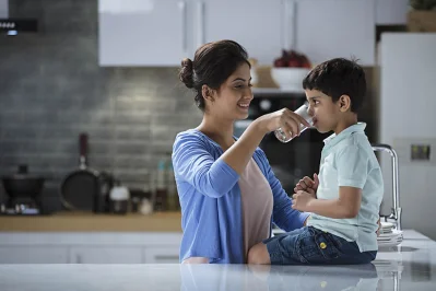 সকাল বেলা ঘুম থেকে ওঠেই সবার আগে বাচ্চাকে পানি পান করানোর অভ্যাস করুন