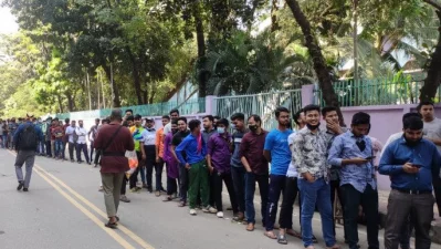 টিকিটের জন্য লম্বা লাইন
