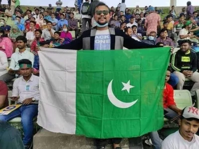 পাকিস্তানের পতাকা হাতে এক সমর্থক