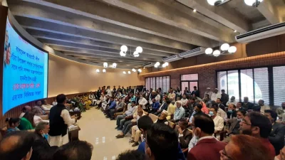 জাতীয় সংসদের পার্লামেন্ট ক্লাবে শরীয়তপুরের নড়িয়া উপজেলা আওয়ামী লীগের নেতাকর্মীদের সাথে মতবিনিময় সভায় পানিসম্পদ উপমন্ত্রী এ কে এম এনামুল হক শামীম। ছবি: ইত্তেফাক
