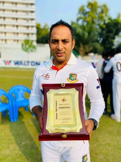 সম্মাননা স্মারক হাতে তুষার ইমরান