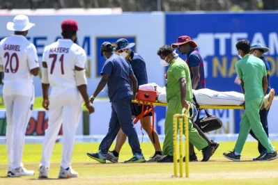 চোটে পড়ায় আন্তর্জাতিক অভিষেকে এভাবেই মাঠ ছাড়তে হয় ওয়েস্ট ইন্ডিজের জেরেমি সোলোজানোর। ছবি: আইসিসি