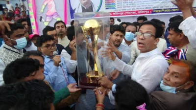 পুরস্কার বিতরণ করেন নিক্সন চৌধুরী। ছবি: ইত্তেফাক