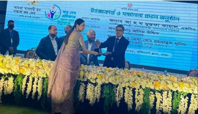 সন্মাননা স্বারক গ্রহণ করছেন মিম। ছবি: সংগৃহীত