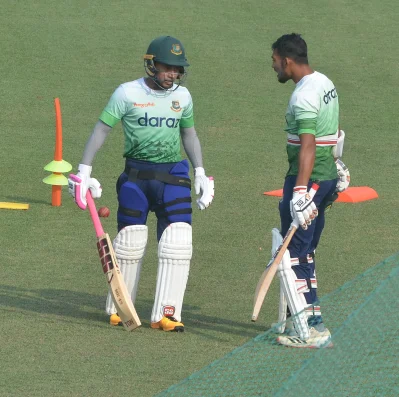 ব্যাটিংয়ে বড় দায়িত্ব নিতে হবে অভিজ্ঞ মুশফিকুর রহিম ও তরুণ নাজমুল শান্তকে, সেটা নিয়েই হয়তো কথা বলছেন তারা দুজন