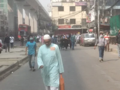 সড়ক অববোধ করেন শিক্ষার্থীরা। ছবি: ইত্তেফাক