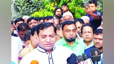 নিজ বাড়ি সাংবাদিকদের সঙ্গে কথা বলছেন জাহাঙ্গীর।