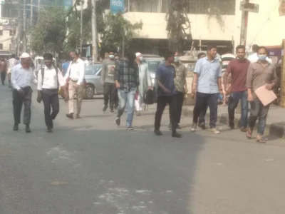 হেঁটে গন্তব্যে যাচ্ছেন নগরবাসী। ছবি: ইত্তেফাক