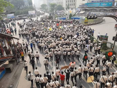 বিক্ষোভ করছে নটরডেম কলেজের শিক্ষার্থীরা