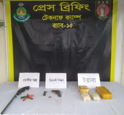 উদ্ধার হওয়া অস্ত্র ও গুলি। ছবি: ইত্তেফাক
