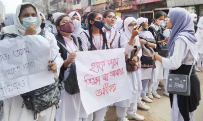 হাফ পাসের দাবিতে আন্দোলনরত শিক্ষার্থীরা (ছবি: ইত্তেফাক)