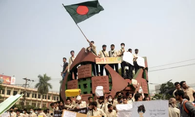হাফ-পাস-আন্দোলনরতদের একাংশ (ছবি: ইত্তেফাক)