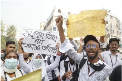 হাফ পাসে দাবিতে বিক্ষোভ। ছবি: ইত্তেফাক