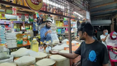 চাল কিনছেন এক ক্রেতা। ছবি: বিপ্লব মল্লিক