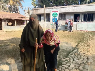 ভোট দিয়ে বাড়ি ফিরছেন ফাতেমা বেগম।