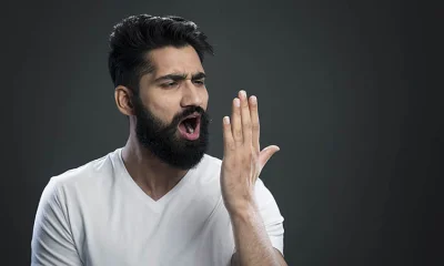 ধূমপানে নিশ্বাসে দুর্গন্ধের সমস্যা বাড়ে। তাই তামাকজাত দ্রব্য এড়িয়ে চলুন