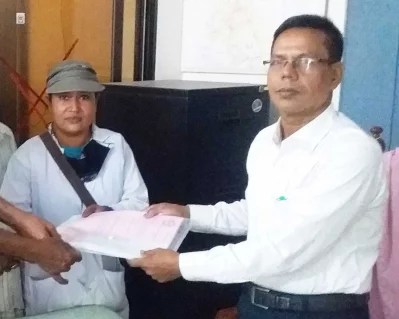 উপজেলা নির্বাচন কর্মকর্তার কাছে মনোনয়নপত্র দাখিল করছেন চম্পা খাতুন।