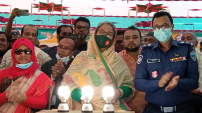 মঙ্গলবার (৩০ নভেম্বর) বিকেলে চাঁদপুরে অফ গ্রিড (চর) প্রত্যন্ত এলাকায় সাবমেরিন ক্যাবলের মাধ্যমে বিদ্যুতায়নের উদ্বোধনকালে শিক্ষামন্ত্রী ডা. দীপু মনি। ছবি- ইত্তেফাক