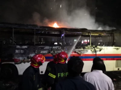 আগুন নেভানোর চেষ্টা করছে ফায়ার সার্ভিস