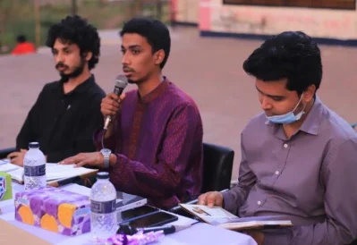 বক্তব্য প্রদান করছেন কবি ও গবেষক আলমগীর শাহরিয়ার