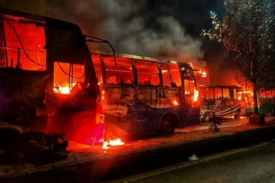 পাশাপাশি পুড়ছে বাসগুলো