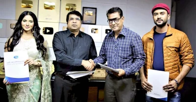 সিনেমাটির জন্য চুক্তিপত্রে স্বাক্ষর করেন রোশান ও প্রিয়মনি। ছবি: সংগৃহীত