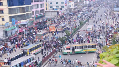 রাস্তা বন্ধ করে আন্দোলন করছে ছাত্ররা