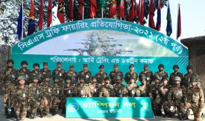 ফায়ারারদের সঙ্গে ফটোসেশনে অংশগ্রহণ করেন সেনাপ্রধান। ছবি: আইএসপিআর