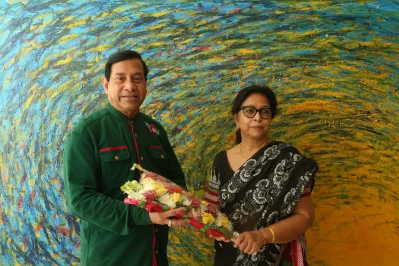 অনুষ্ঠানের শেষ পর্যায়ে আমন্ত্রিত দুই জন জীবন্ত কিংবদন্তীকে পুষ্পগুচ্ছ দিয়ে বরণ করা হয়