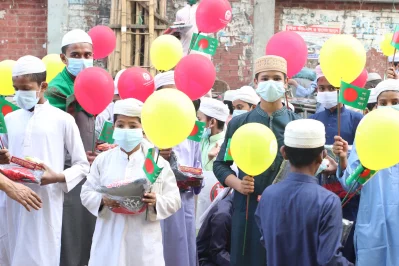 কাওরান বাজার এলাকার ক্রয়সামর্থ্যহীন পরিবারের ২ শতাধিক শিশু-কিশোরকে উষ্ণতার ফ্রি হাটের উপহার 