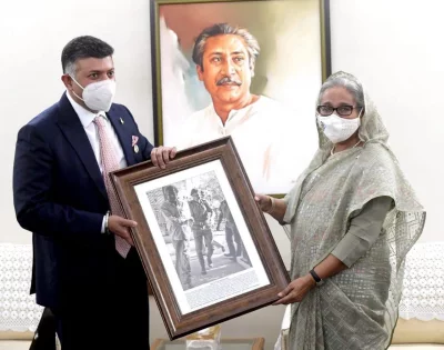 ভারতীয় হাইকমিশনার বিক্রম কুমার দোরাইস্বামী ও প্রধানমন্ত্রী শেখ হাসিনা।