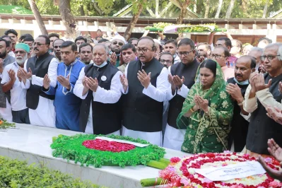 বঙ্গবন্ধু ও তার পরিবারের সকল শহীদের আত্মার মাগফিরাত কামনায় দোয়া। ছবি: ইত্তেফাক