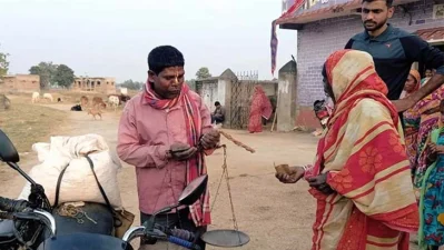 এখন মোটরসাইকেলে করে কাঁচা বাদাম বিক্রি করেন ভুবন বাদ্যকর। ছবি: সংগৃহীত
