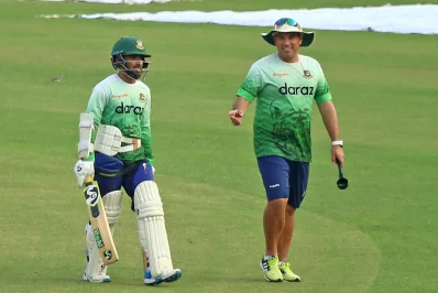 কীভাবে ম্যাচ জেতা যায় সেটা নিয়েই হয়তো কথা বলছেন অধিনায়ক মুমিনুল হক ও কোচ রাসেল ডমিঙ্গো