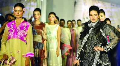 প্রথম দিনে পোশাকের প্রদর্শনীর পাশাপাশি ছিল ফ্ল্যাশ শো। এতে অন্যান্য মডেলদের সঙ্গে ইমি 