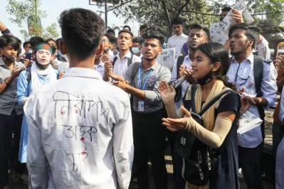 নিরাপদ সড়কের দাবিতে শিক্ষার্থীদের বিক্ষোভ। ছবি: আব্দুল গনি