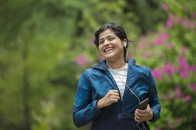 এমনভাবে হেডফোন ব্যবহার করবেন যাতে আশেপাশের শব্দও আপনার কানে আসে