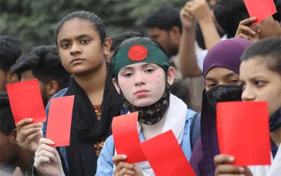 লালকার্ড প্রদর্শন কর্মসূচি পালন করছেন শিক্ষার্থীরা। ছবি: আব্দুল গনি