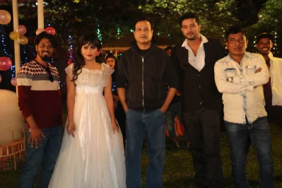 &lsquo;মিথ্যা কথা নয়&rsquo; গানের শুটিং সেটে তারকারা। ছবি: সংগৃহীত
