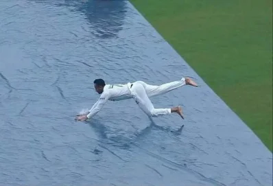 বৃষ্টির পানিতে স্লাইড করছেন সাকিব