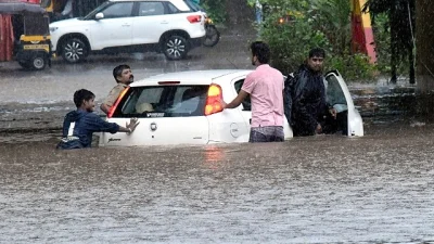 ভারী বৃষ্টি হলেই শহরের প্রধান সড়কগুলো পানিতে তলিয়ে যাওয়ায় দুর্ঘটনার সম্ভাবনা বেড়ে যায় 