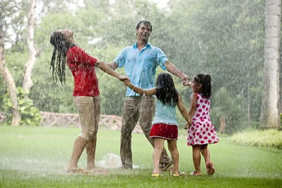বৃষ্টিতে ভিজে করোনাকে ঘরে ডেকে আনছেন কিনা অন্তত একবার ভেবে দেখুন