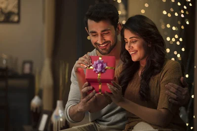 মন ভারী শুধু যে আকাশের হয় তা কিন্তু নয়, মানুষেরও মন ভারী হয়। তাই সম্ভব হলে স্ত্রীকে গিফট দিতে পারেন বৃষ্টির এমন রোমান্টিক দিনে 