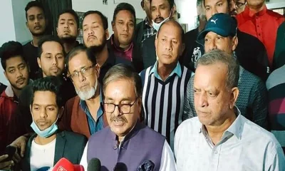 মুরাদ হাসানের অব্যাহতি নিয়ে ব্রিফ করছেন জেলা আওয়ামী লীগ সভাপতি।