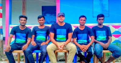 ডাহুকের প্রতিষ্ঠাতা রেজা শাওনের সঙ্গে কর্মীরা